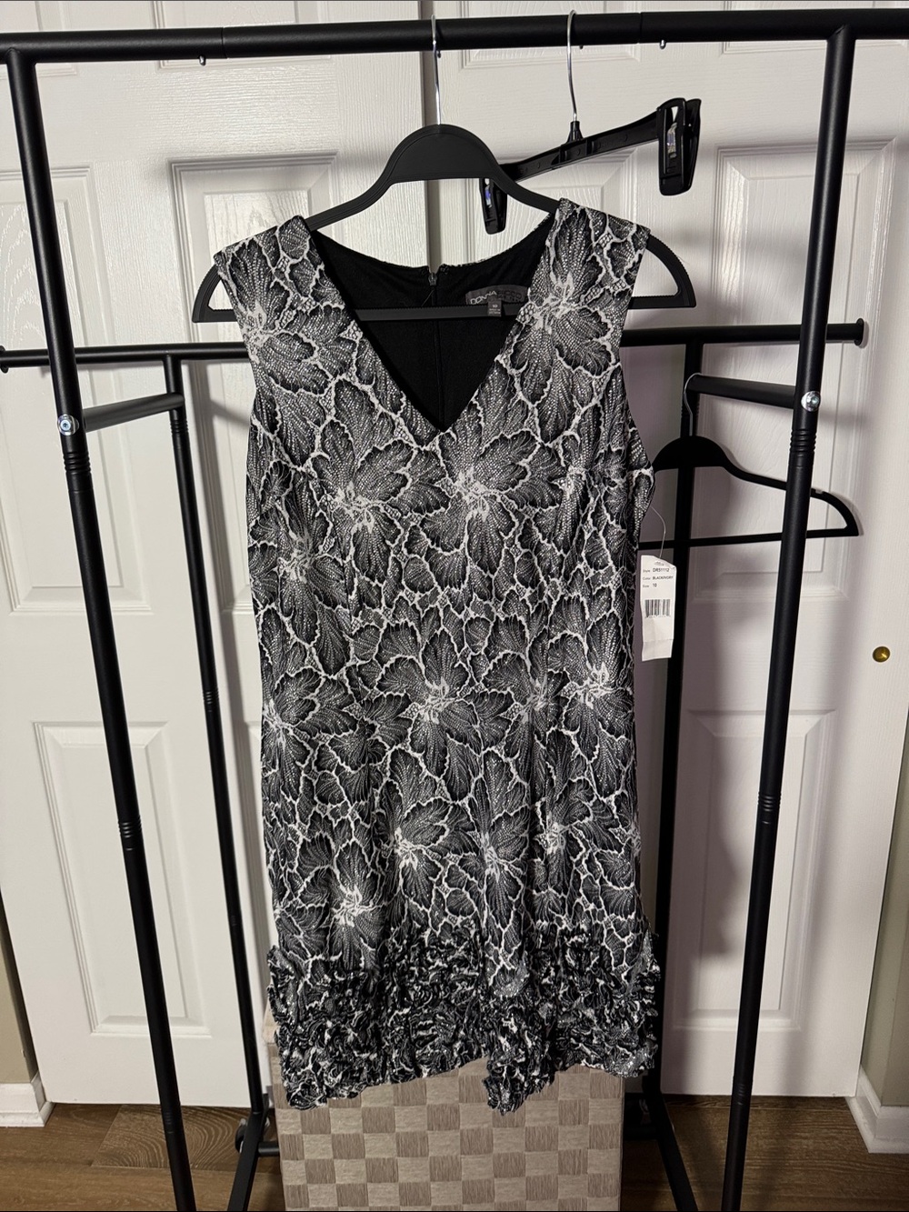 Donna Ricco Black and White Sleeveless V-Neck Floral Dress